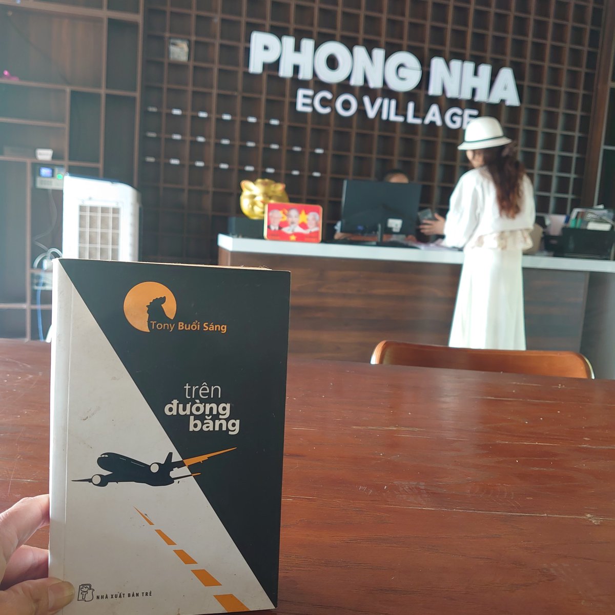 BNguyen94108's tweet photo. Chỉ là vô tình thôi ạ khu nghỉ dưỡng có một giá sách và trên giá sách có cuốn này. https://t.co/IavKCXdztk