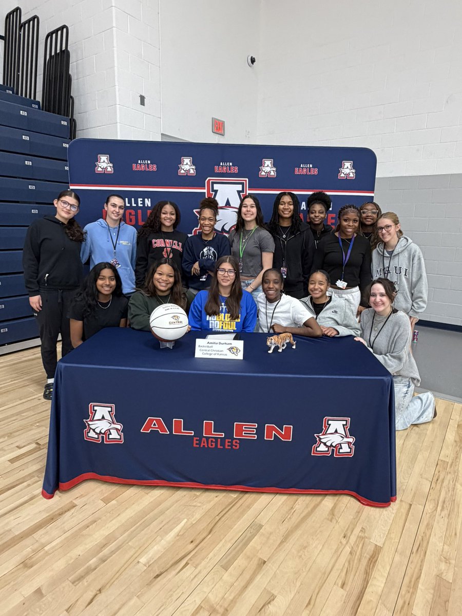 Allen_GBB's tweet image. So proud of @Amilia_Durham and the work she’s put in to get here. Her dedication and determination have paid off—loved celebrating her taking the next step and playing at the collegiate level today! #Level🆙