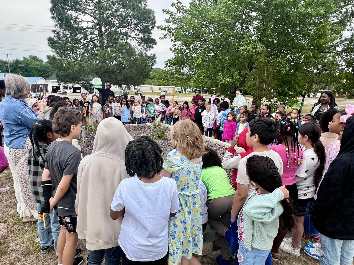 CMESCubs's tweet photo. 🌼 Over the past several weeks, our 2nd graders have been captivated by the incredible lifecycle of butterflies. 🐛 🦋 Today, together with our Pre-K students, they released over 25 butterflies into our pollinator garden! @CumberlandCoSch @CascasanB @SustainableSand https://t.co/SRE9RSuBuu