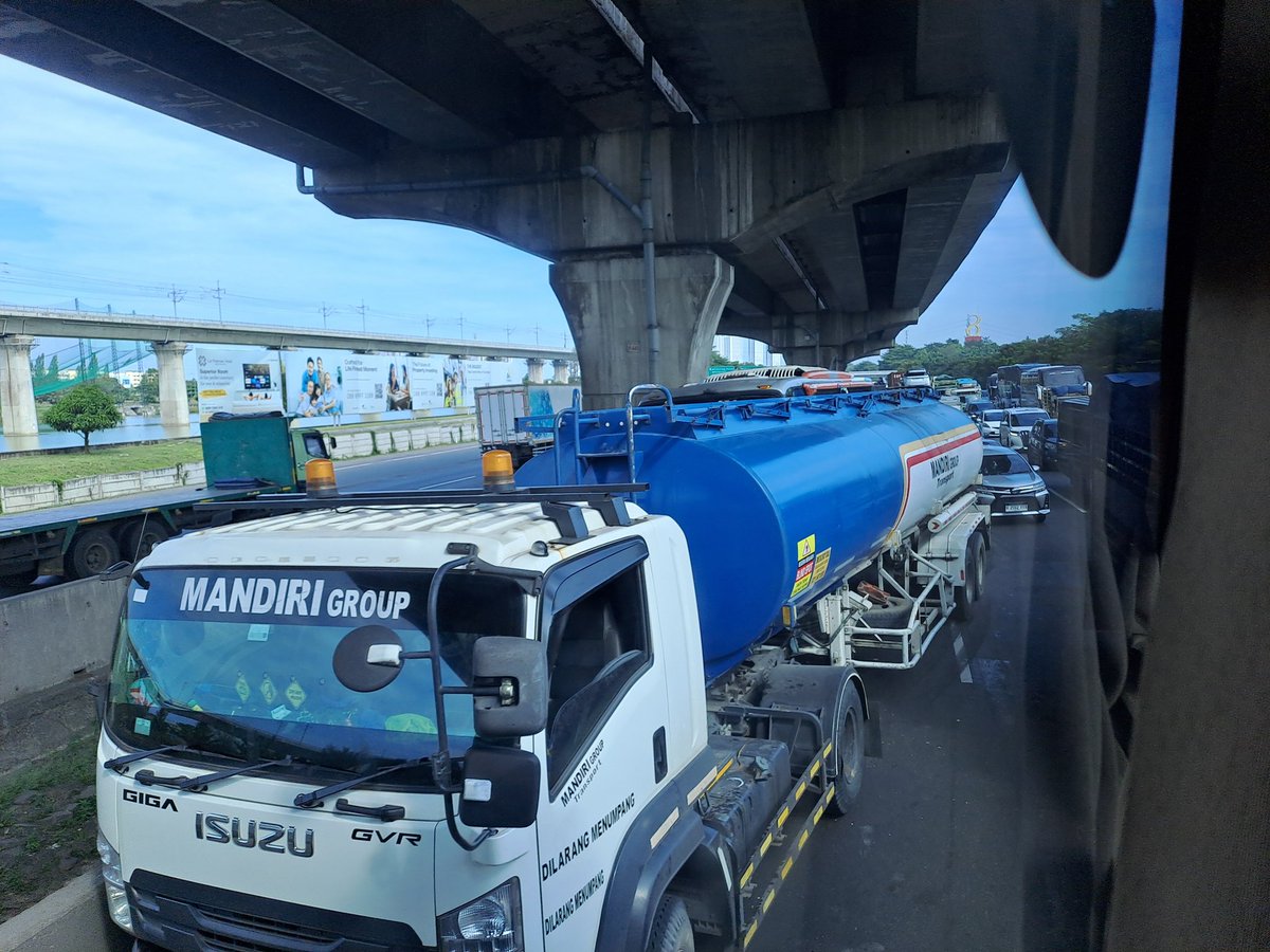 f_dharmawan's tweet photo. @RadioElshinta bus rosalia ditabrak truk tangki di tol bekasi setelah exit deltamas di jalur kanan https://t.co/S8tyt0msvP