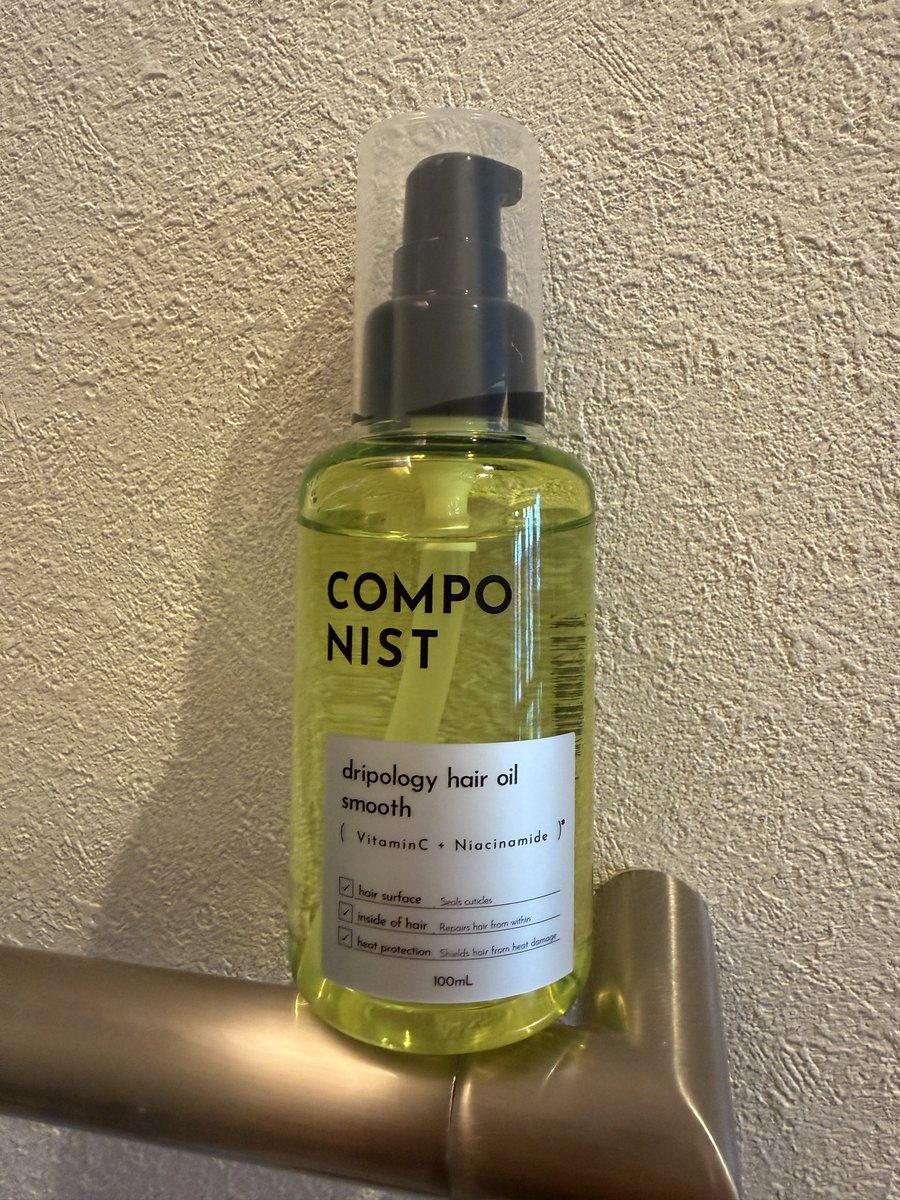 5jeZe's tweet photo. componistのヘアオイル、めちゃ難しい😞
ポンプ押したら毎回爆発して飛び散るし、何日間風呂キャンした？ってくらいベタつく😭😭 https://t.co/m7YKq5F5z2