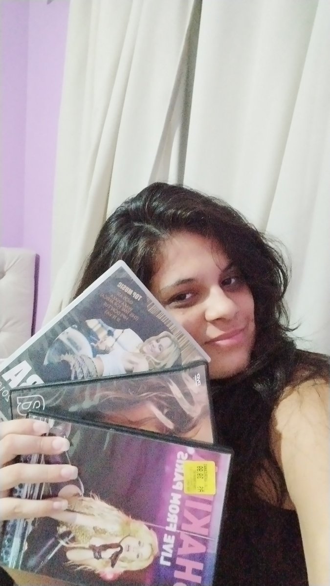 em busca do vip #Shakicabana tweet media
