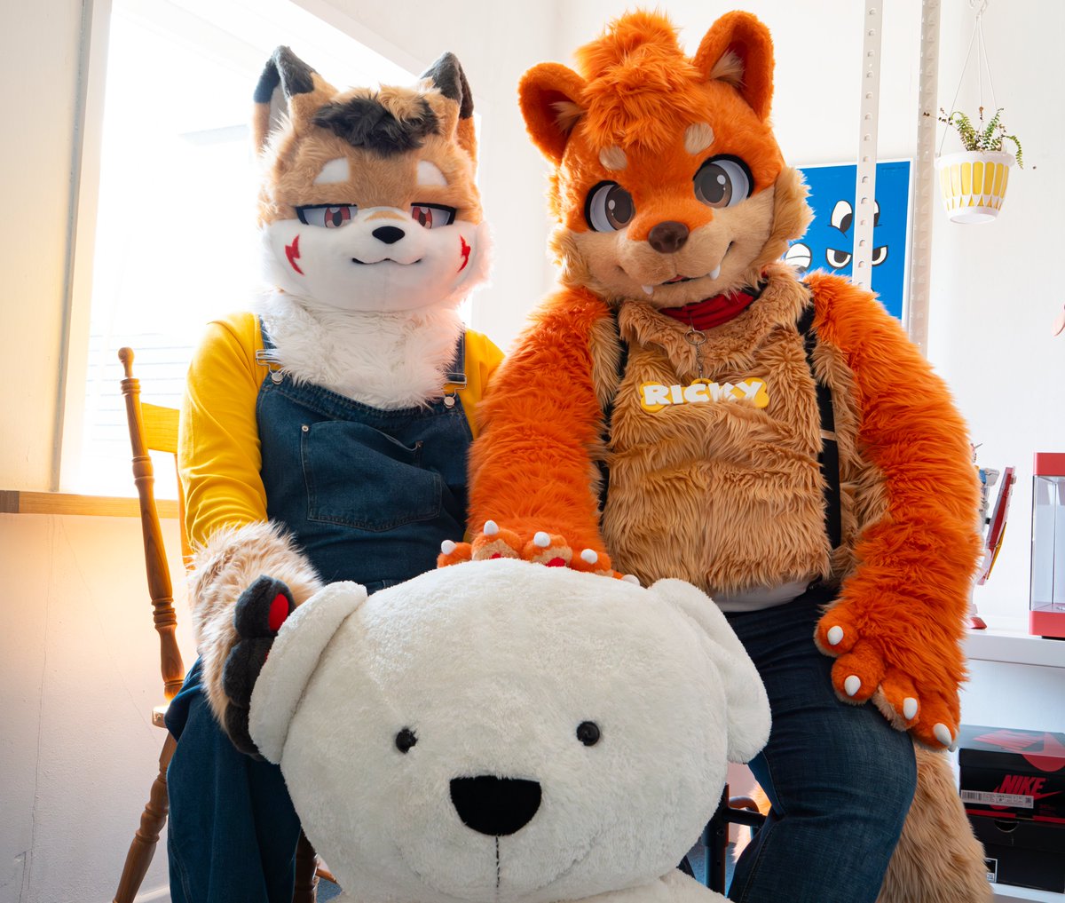 RickyGDog's tweet photo. #FursuitFriday #Fursuit
📷@FurNemB /⚡️@dang803303 📷@gyaoh11039 / 📷@Lutrin_F / 🐗@Vaqaes 📷@_kid777 
아, 봄이 지나가요. 화창한 해 덕에 등불이 없어도 길을 잃지 않을 것 같아서, 돌아갈 현관에 걸어두고 왔어요. 그게 바로 제게 필요했던 게 아닐까요? https://t.co/L61hHoMGCz