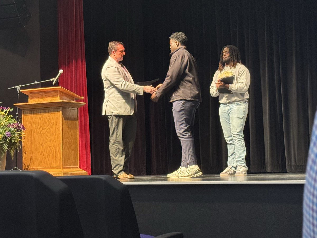 CoachWhiteECC's tweet photo. 📍Awards Banquet 

🥇 “Honor to those who earned it” 

#Ellsworth x #D1Juco x #PantherVille https://t.co/6bXss4kFWU