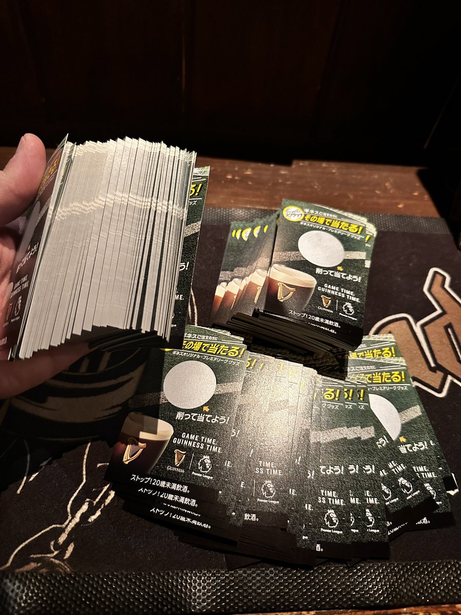 The_Old_Arrow's tweet photo. ギネスのTシャツ、ソックス、ステッカーが当たるスクラッチカード、本日から配布開始です。
ハズレくじの多さに毎回うんざりするので今回も外れくじ大量廃棄。
今回はワールドプレミアリーグスポンサーとしてのギネスグッズなので、近年のグッズの中ではとても優秀なデザイン。

基本に立ち返って黒地にハープ。
ギネスはこうでなくちゃ！

ギネスご注文の方にカード1枚進呈です。