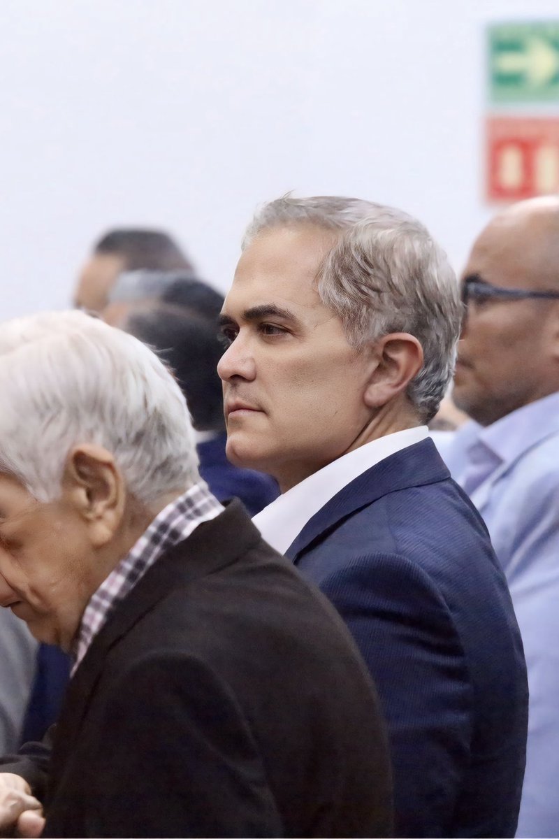 ManceraMiguelMX's tweet photo. Reconozco el trabajo comprometido y liderazgo del Dr. Luis Miguel Martínez Anzures a lo largo de su gestión como Presidente del Consejo Directivo del @inap_mx. Su labor ha contribuido a fortalecer el servicio público en nuestro país. @Drlmma56 #mm https://t.co/dBtWHbxsYK