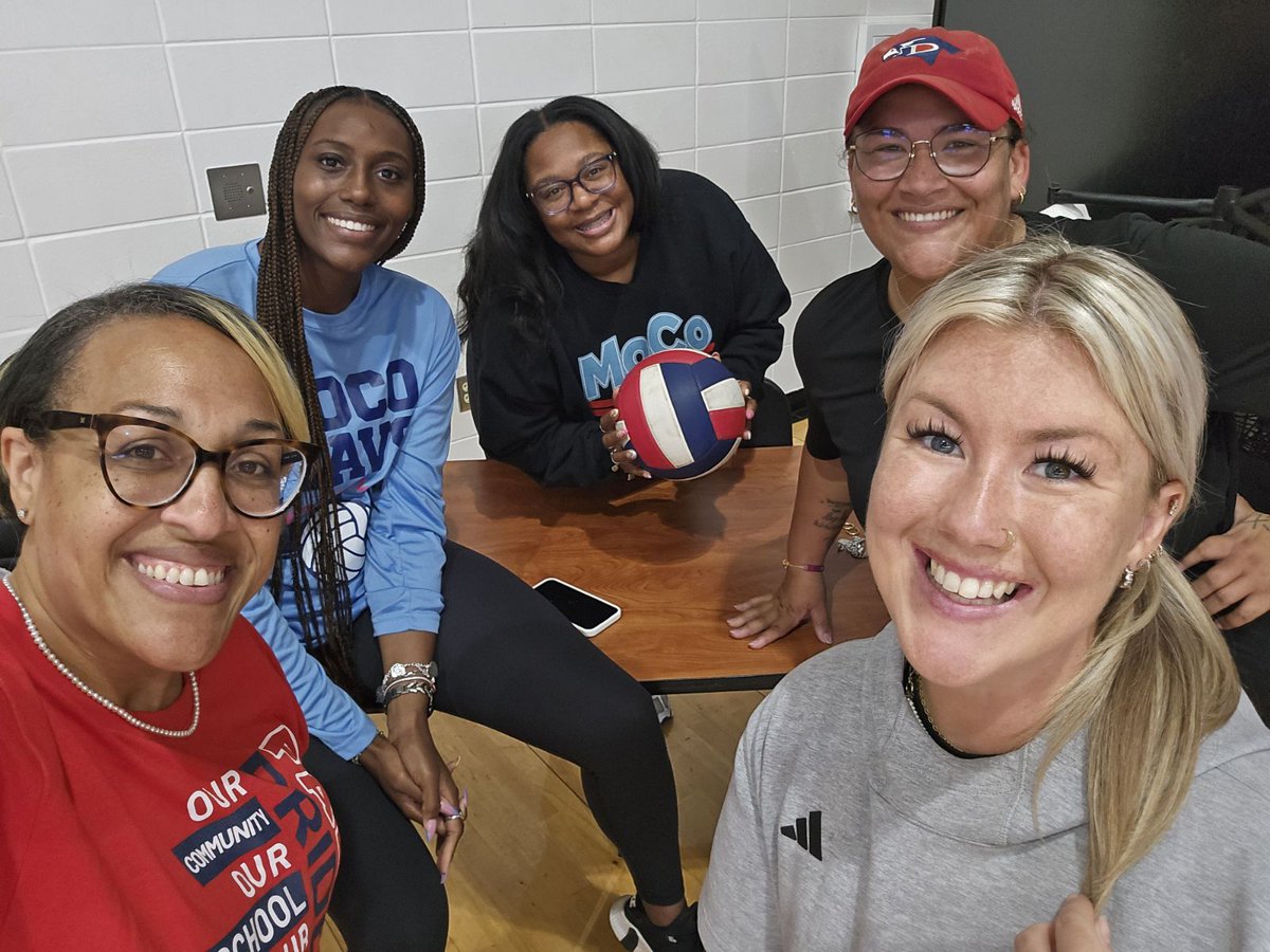 _MsHubs_'s tweet photo. We (the staff) all had a great time competing in the Student vs. Staff Volleyball Showdown hosted by StuCo! 

Who won doesn't matter 🤣 https://t.co/ZuDKQPB191
