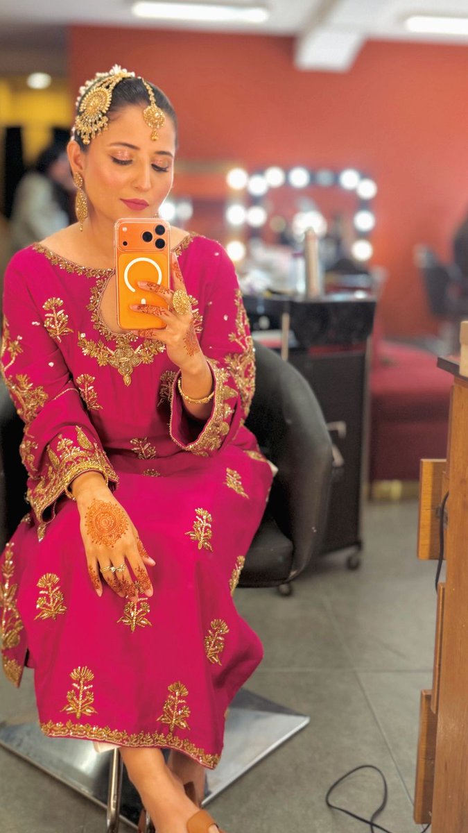 MediaSpringPk's tweet image. 3 looks, 1 city — @neelumusaf24 takes over Lahore in style.  
From festive fuchsia to elegant silver to chic black, which look is your favorite? Drop it below 

#NeelamYousuf #LahoreDiaries #LookBook