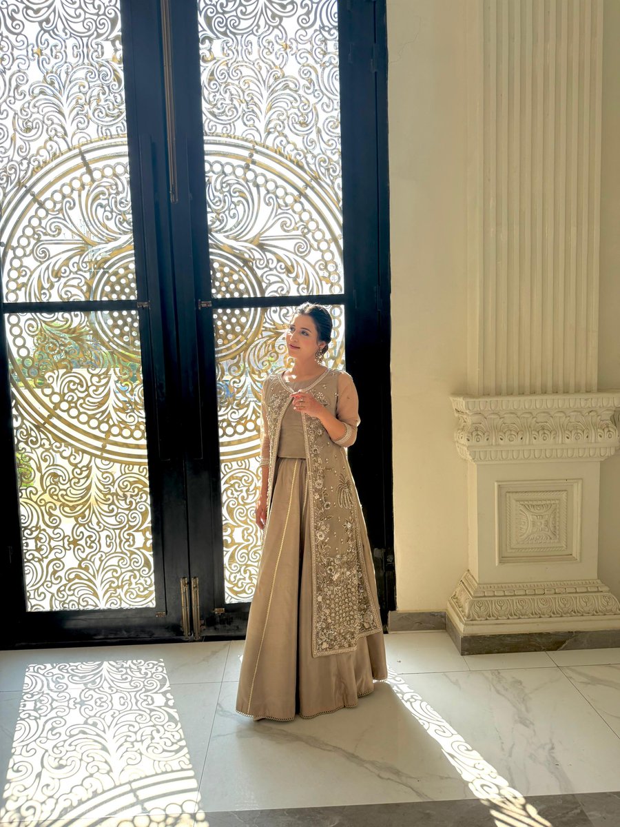 MediaSpringPk's tweet image. 3 looks, 1 city — @neelumusaf24 takes over Lahore in style.  
From festive fuchsia to elegant silver to chic black, which look is your favorite? Drop it below 

#NeelamYousuf #LahoreDiaries #LookBook