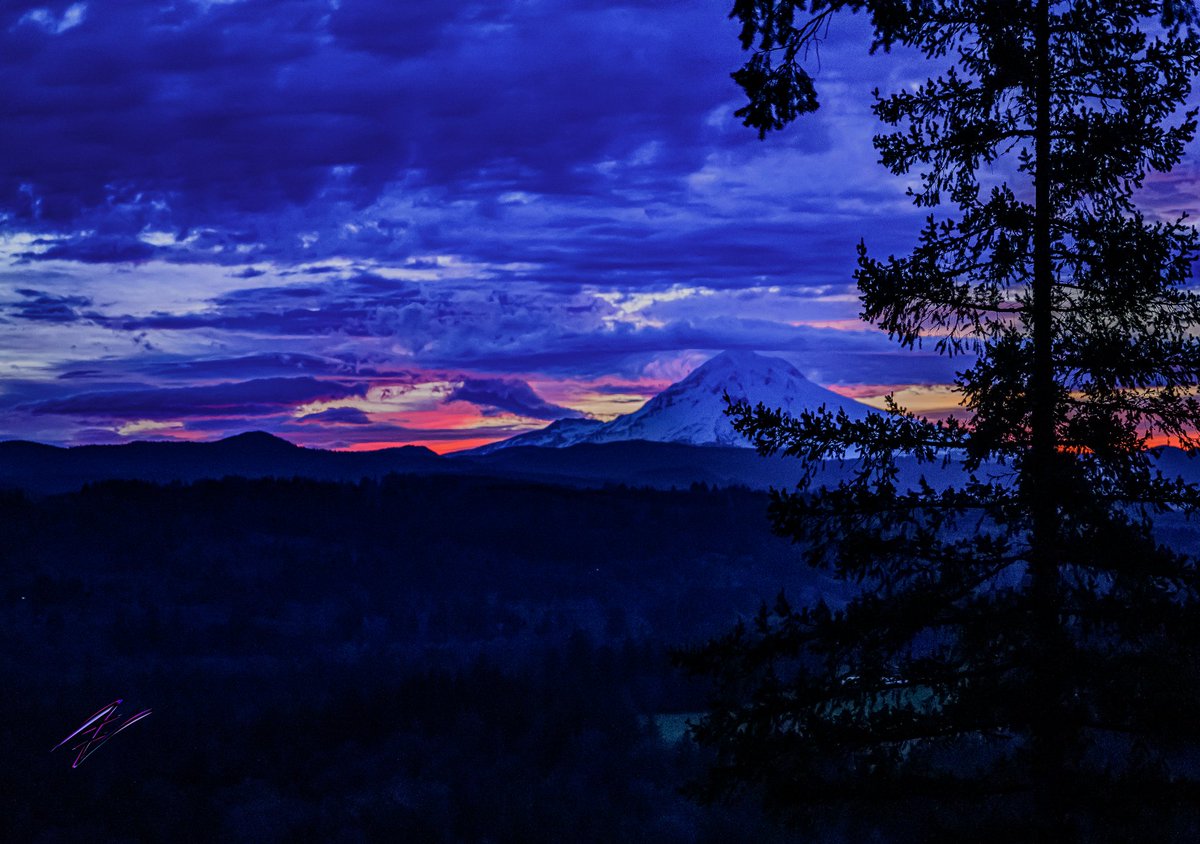 IntellectNebula's tweet image. Watercolor edit. 

What do we think?

Shot w/ @nikonusa ℤ7ii | NIKKOR S LENS 24mm-70mm 2.8-S | f/2.8 | 1/250s | ISO-2500 | 70mm

#Photography #Oregon #explore #volcano #sunrise
