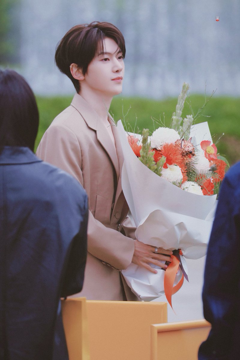 LowPowerModeXS's tweet image. 꽃다발보다 네가 더 설레💐

260428 
#석매튜 #SEOKMATTHEW #石友鉉 #ソクマシュー #メテュ #제로베이스원 #제베원 #ZEROBASEONE