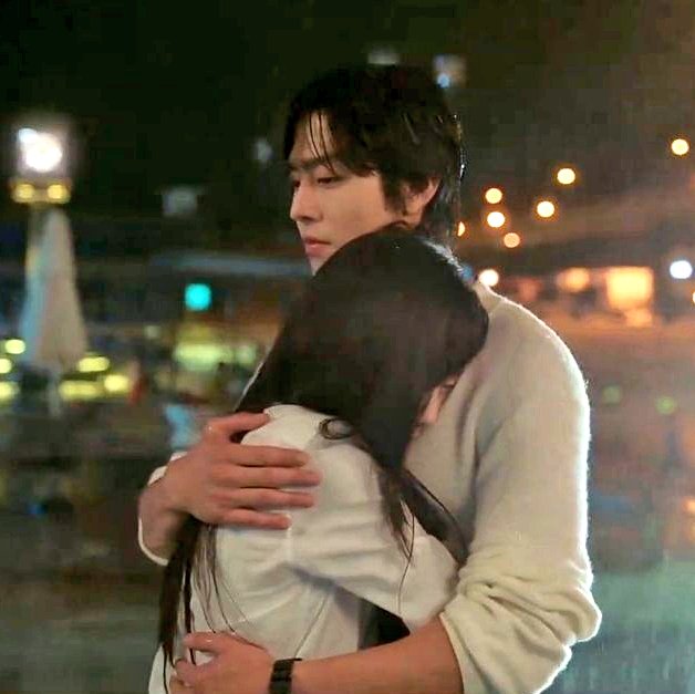 no meio do EP eu tava pronta pra falar estou shippando ela com o cara errado mas aí no final aconteceu essa cena onde ele fala "vamos nos encontrar todo dia" pq quer proteger ela dela mesma e agora eu quero ver ela derreter aos poucos o coração do mechoori 😭
#SoldOutOnYouEp4