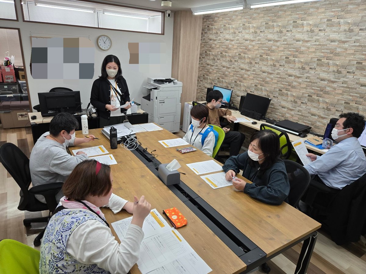 flatbase_kobe's tweet photo. 今年度から毎週金曜日、希望者を募って勉強会を実施しています📝👓
本日のテーマは『生活リズムと体調管理』沢山の気付きを促すワークで盛り上がっています！ https://t.co/HREiZEQUCf