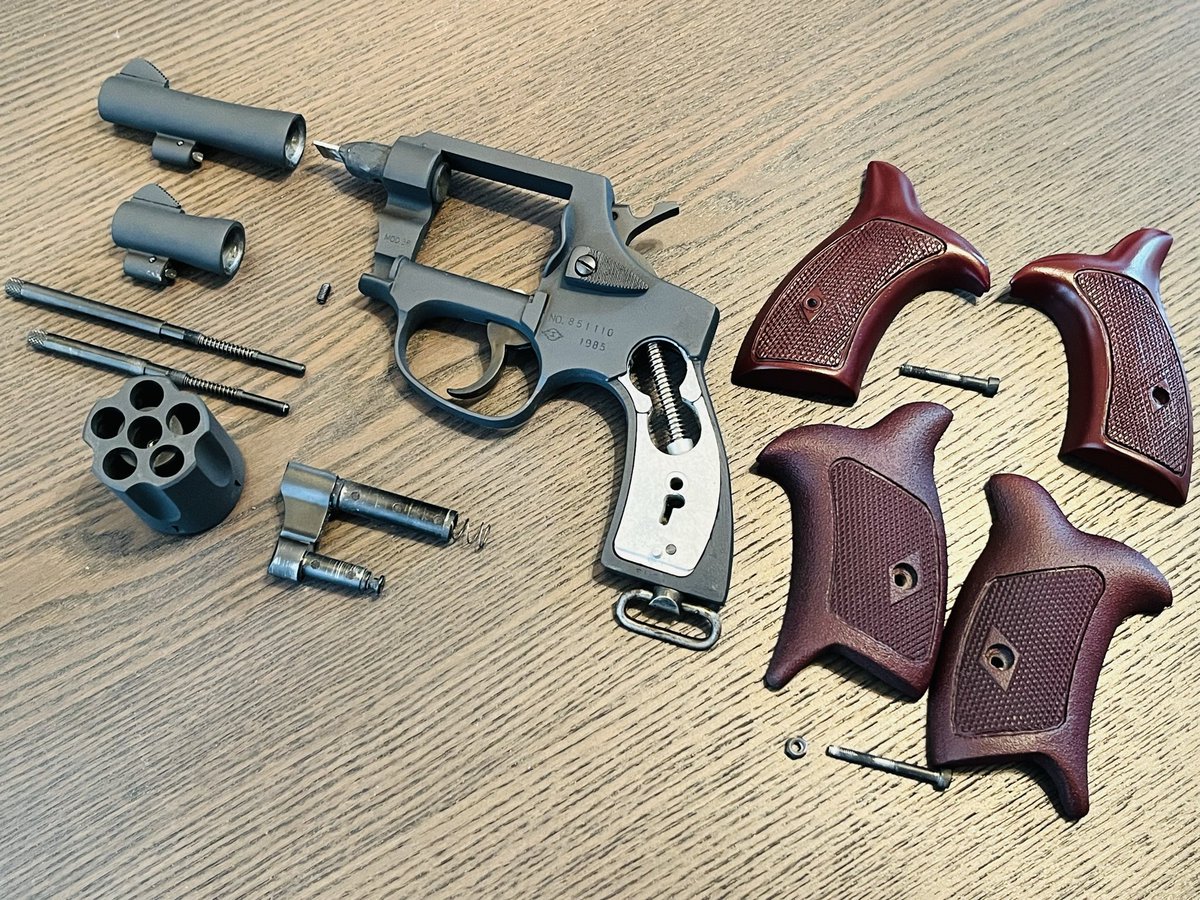 【完成】
ニューナンブM60
タナカワークス　M37ベースモデルガン
作品のコンセプトは、着せ替え人形。
特徴として、アウターバレル換装式を採用。インサートごと完全閉塞した元のバレルの上から、アウターバレルを被せてネジ固定することで、ひとつの個体で51mmと77mmのどちらも自在に再現可能です。