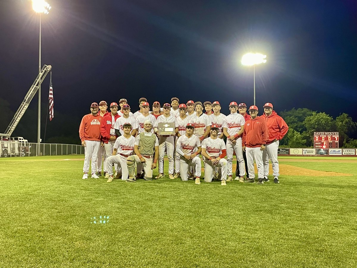 CoachTO4's tweet photo. 🐺🔴 ⚾️ Regional Champions🏆#DavisWolves #EAT #WTD https://t.co/U9JYw1yymu