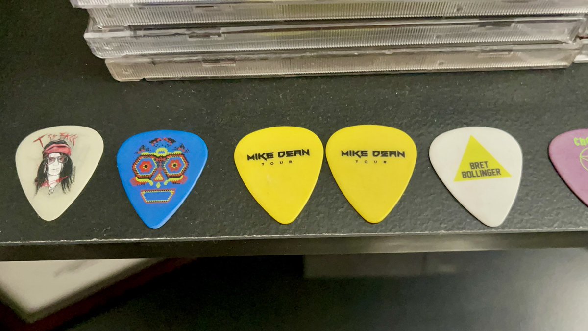 Itsphebeats's tweet image. (Pg. 3) People always trip out on all the souvenirs I have in my #studio from the last 5 years working on major tours, concerts, festivals, sporting events, live events, corporate events and trade shows. 🔊 #audioengineer 🎚️#audiotech 🎪 #giglife 👾 #stagegremlin