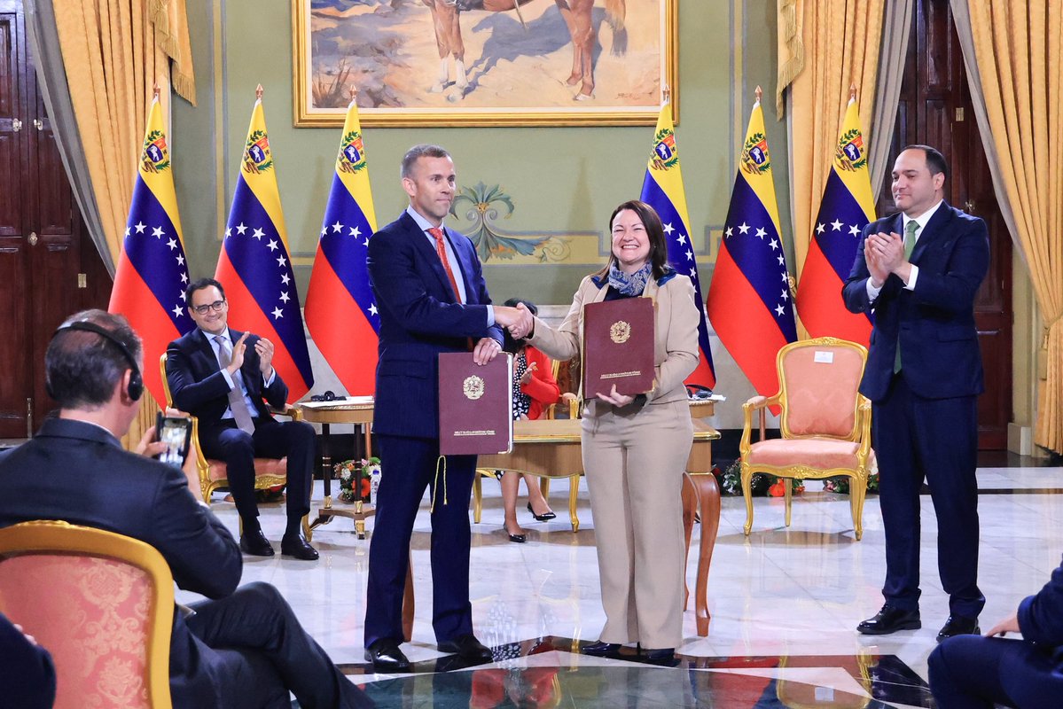 Venezuela expande su relacionamiento energético con EE.UU al celebrarse la firma de acuerdos entre Petróleos de Venezuela S.A. (PDVSA), el Ministerio de Hidrocarburos y las empresas Overseas Oil Company y Crossover Energy Holding.
