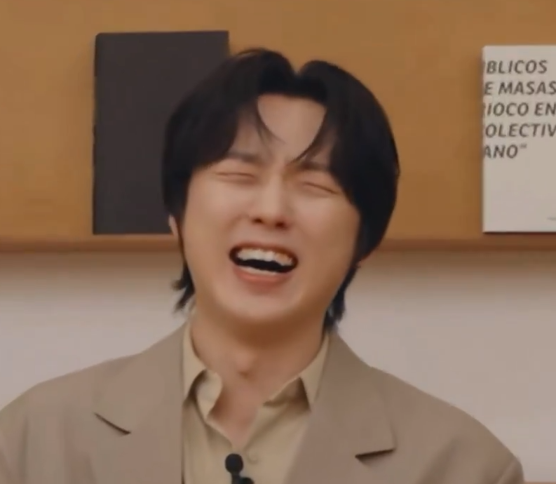 강영오 이렇케 웃을때 진짜조음,,,, 왠지는몰름,,,, 근데 눈이렇게 마시마로처럼 처져가지구 웃는거 진짜조음