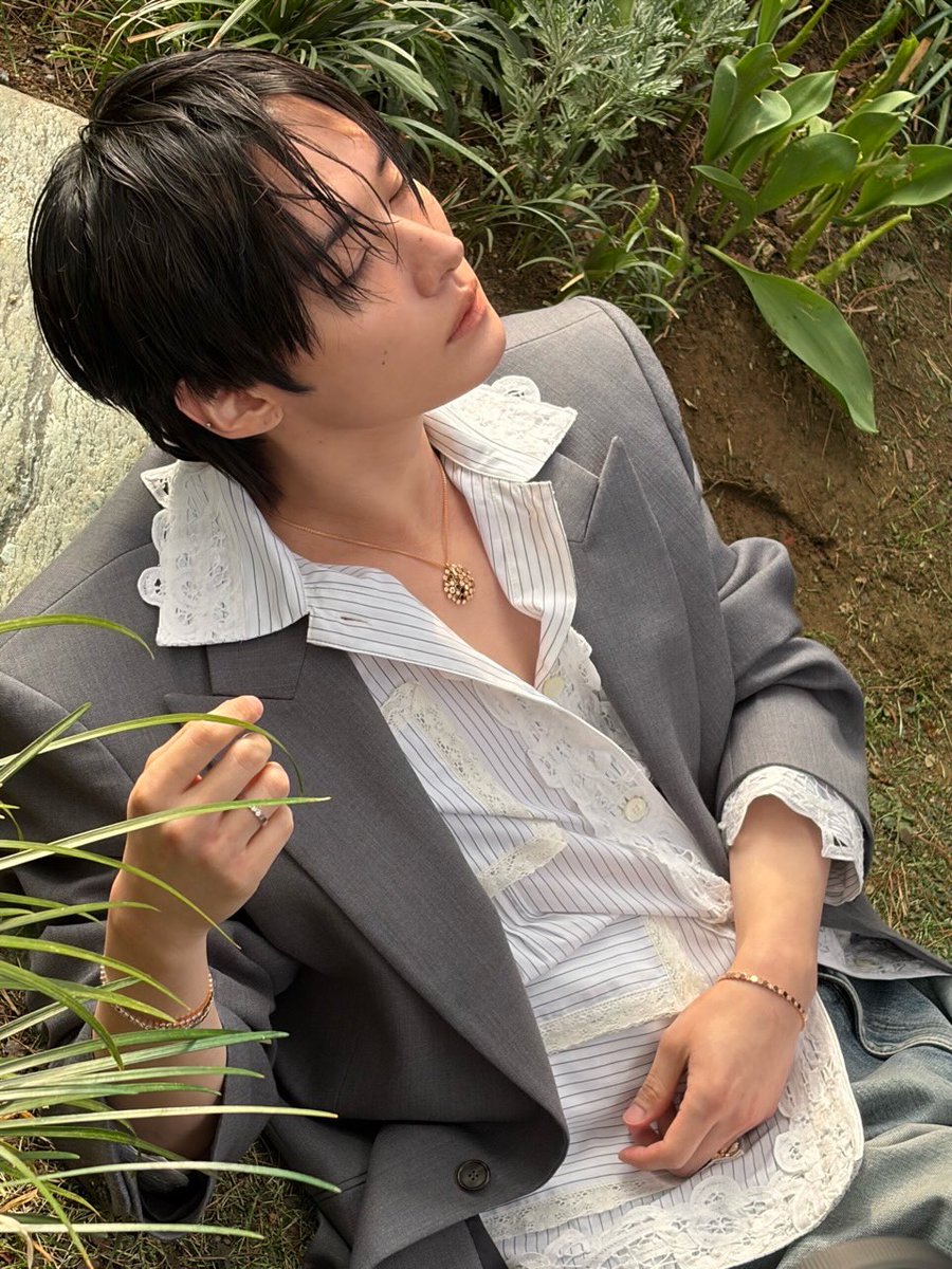 Ieeknwon's tweet photo. Surrounded by things that grow, and a feeling that settles softly, like it was always meant to be there. https://t.co/nXBiCEnsg3