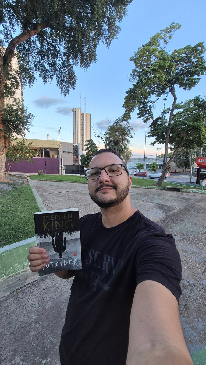 alissonmt451's tweet photo. 07/15 OUTSIDER - STEPHEN KING (2018)

O livro tem duas metades bem distintas e eu tenho dificuldades de dizer qual se saiu melhor. Em seu modo, King constrói uma narrativa sobrenatural mas com explicações que se assemelham à realidade. https://t.co/RyaGDvEydH