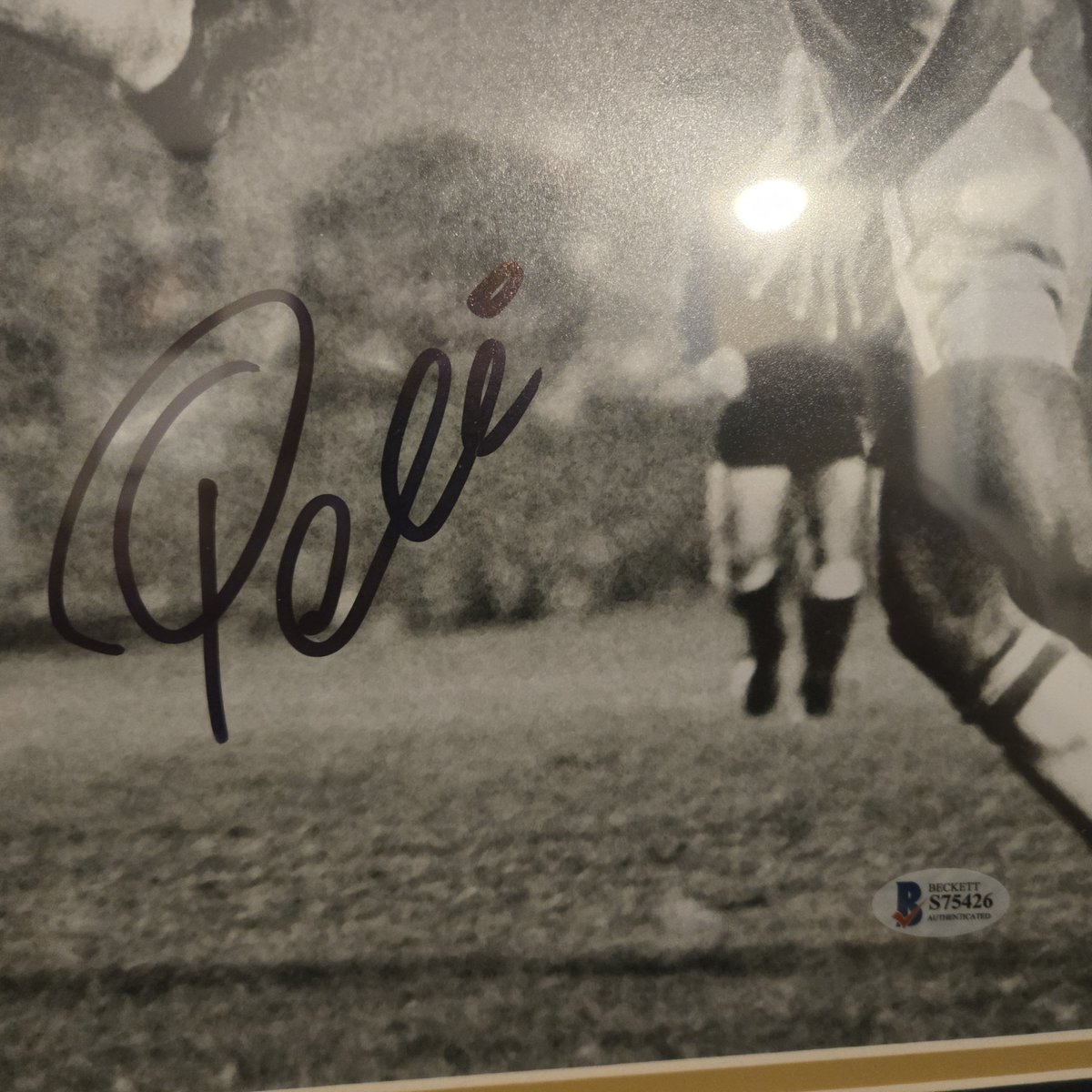 5StarSignatures's tweet photo. The 4th item we are featuring from our "GOAT" listing is a signed photo of Pele! This 16X20 photo comes in a 22X26 green &amp; yellow matted frame! The autograph is authenticated by Beckett. This is not for sale as an individual item, it is only available in the lot. #GOAT https://t.co/8iAsfS6SbW