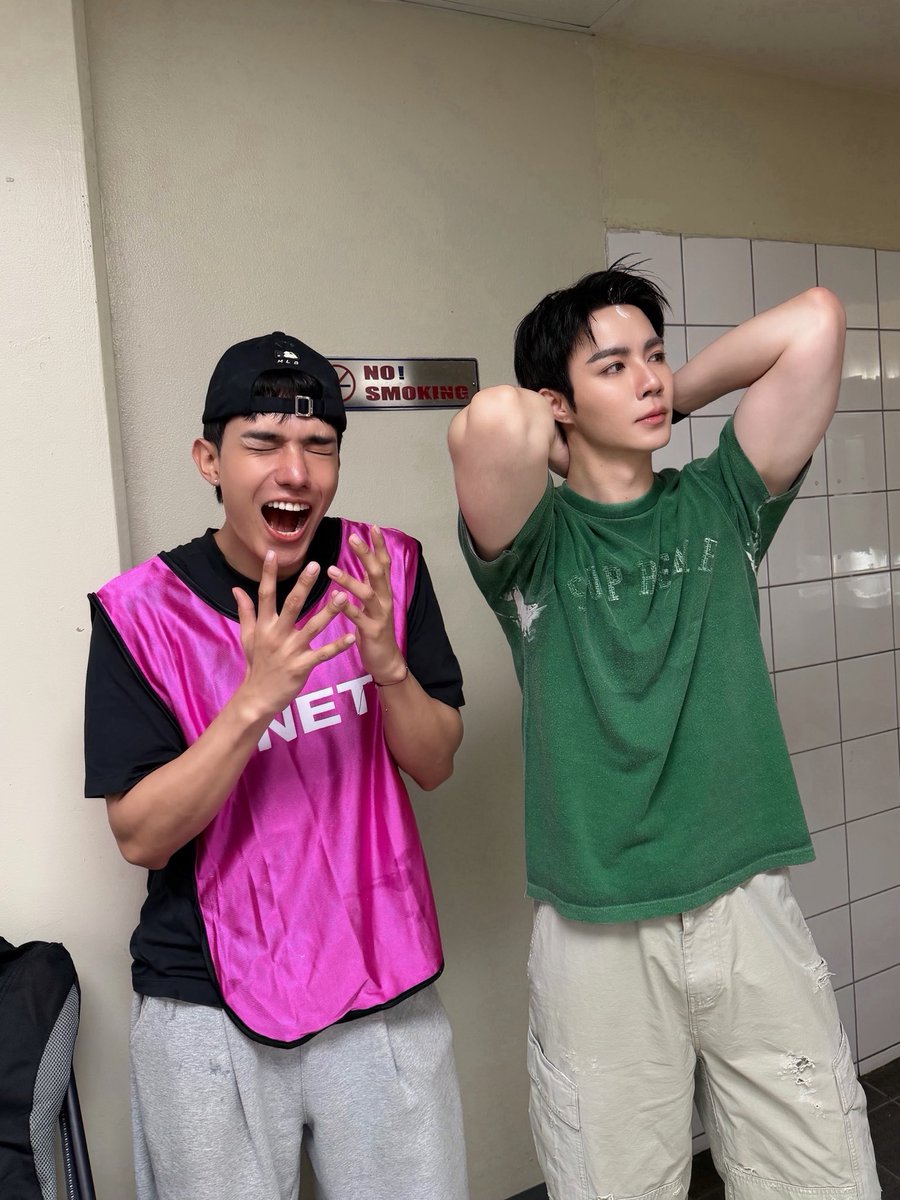 หัวเรือกับไอดอลของเขา เสื้อพี่ชายสุดที่รักสุดเท่ ตอนแรกนึกว่าแป้งจากแก้มแมวที่ไหนมาซุกละเปื้อน ที่ไหนได้เป็นดีไซน์ คือล้ำมาก ฉันกับลูกกรี้ดเลย “อร๊ายพี่ซี” น้องลูกเน็ตว่างิ.

ROAD TO DMDLAND
#SeeYouAtDMDLAND