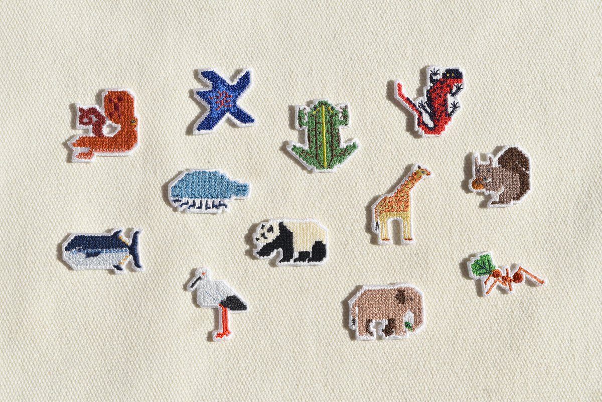 🌟六本木のギャラリーで開催中！🌟
＼ #デザイン展 限定グッズ紹介🐘／

🪡刺繍ワッペン（1個：500円、3個セット：1,450円 税込）

都立動物園水族園のデジタルマップPRポスターのデザインを元にしたワッペン。「デジタル」という言葉から着想を得たドット風のイラストをステッチで表現しました。