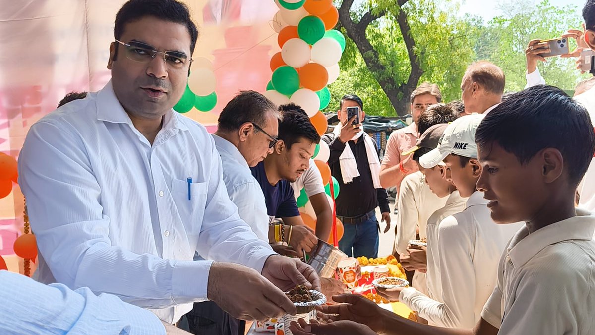 भीषण गर्मी में राहत: कचहरी चौराहे पर निशुल्क शीतल पेयजल केंद्र शुरू..
बांदा में बढ़ती गर्मी को देखते हुए आज प्रातः 10 बजे कचहरी चौराहे (पुल के नीचे) निशुल्क शीतल पेयजल केंद्र का शुभारंभ किया गया। इस पहल से राहगीरों, रिक्शा चालकों व आमजन को गर्मी से राहत मिलेगी।