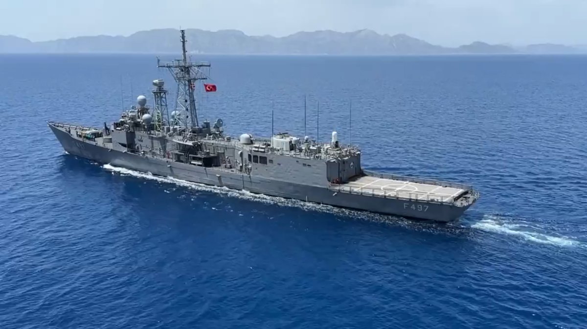 marineschepen's tweet photo. Nederlands schip in Middellandse Zee weggestuurd door Turkse marine. Dat gebeurde begin april toen het schip tussen het Griekse eiland Rhodos en Egypte werkzaamheden wilde uitvoeren. Dat werd niet toegestaan door Turkije. Meer: https://t.co/FrLTIlVksL https://t.co/OENdchzKjV