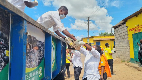 noahbrown19841's tweet image. “Your environmental cleaning activities are greatly contributing to making our community clean and healthy.” {City Council Representative}

Unity in Action: Shincheonji Zambia Church Leads Massive Clean-Up Drive in Mandevu
✅tinyurl.com/yn5pkma7
#ShincheonjiChurch #CleanUp
