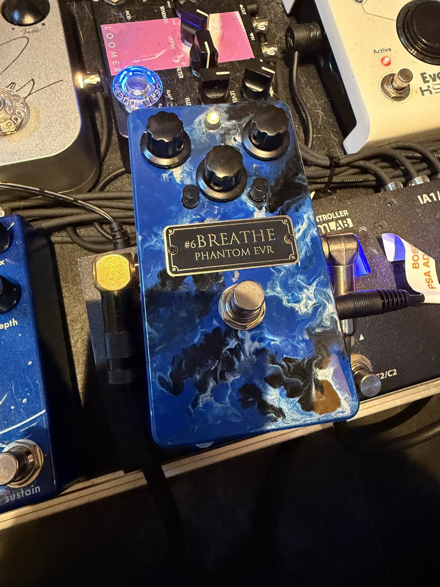 Phantom EVRのBreatheやっと音出しできたけど、使いやすくとても良い。
適度にレンジも広く、ゲイン幅も広くて割とどんなジャンルでも使える歪みの印象。
前段にハイミッドが抜けてくるようなブースターを置くともう一段階化ける。
今までのメイン歪みから乗り換えします。