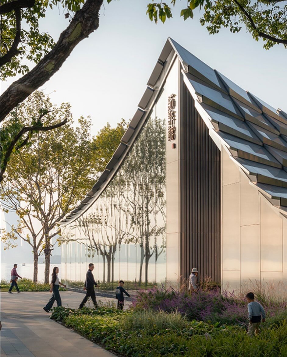 UnthinkableBld's tweet image. Jinji Lake Pavilion by Bjarke Ingels Group (BIG) is a looping timber-and-steel canopy over Jinji Lake, framing water, city, and sky.
@parametricarch 
#Architecture #BIG #Suzhou