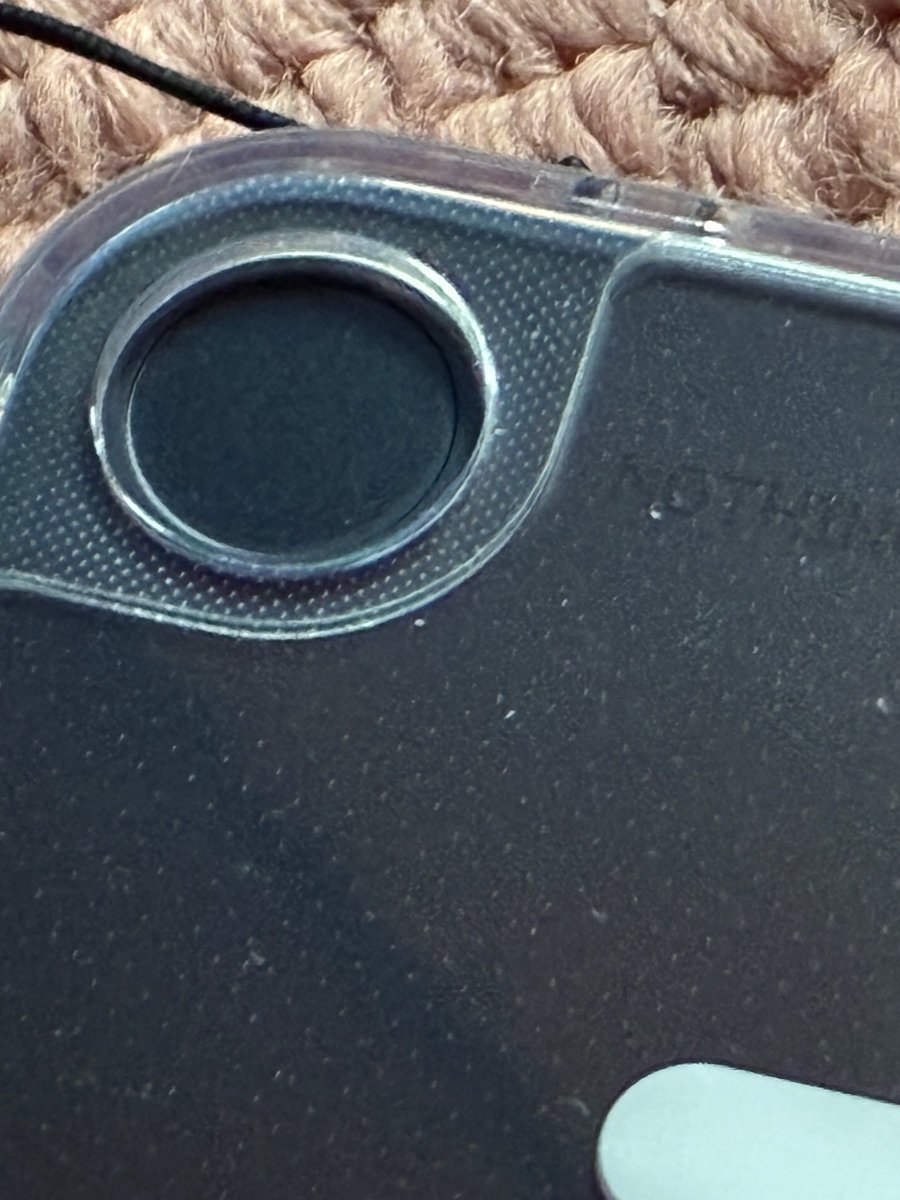 kotapapa_ha36s's tweet image. #nothing phone 2a&amp;amp;3a の体制から3a&amp;amp;4a proの布陣に
カメラに期待しての変更
天気が悪くてテストできないわw
にしても背面左下のiphoneのホームボタンみたいなくぼみは一体なに？
サードパーティのケース見るとくり抜かれてるのが多い
アップデートで機能開放とかだったら面白いんだけど