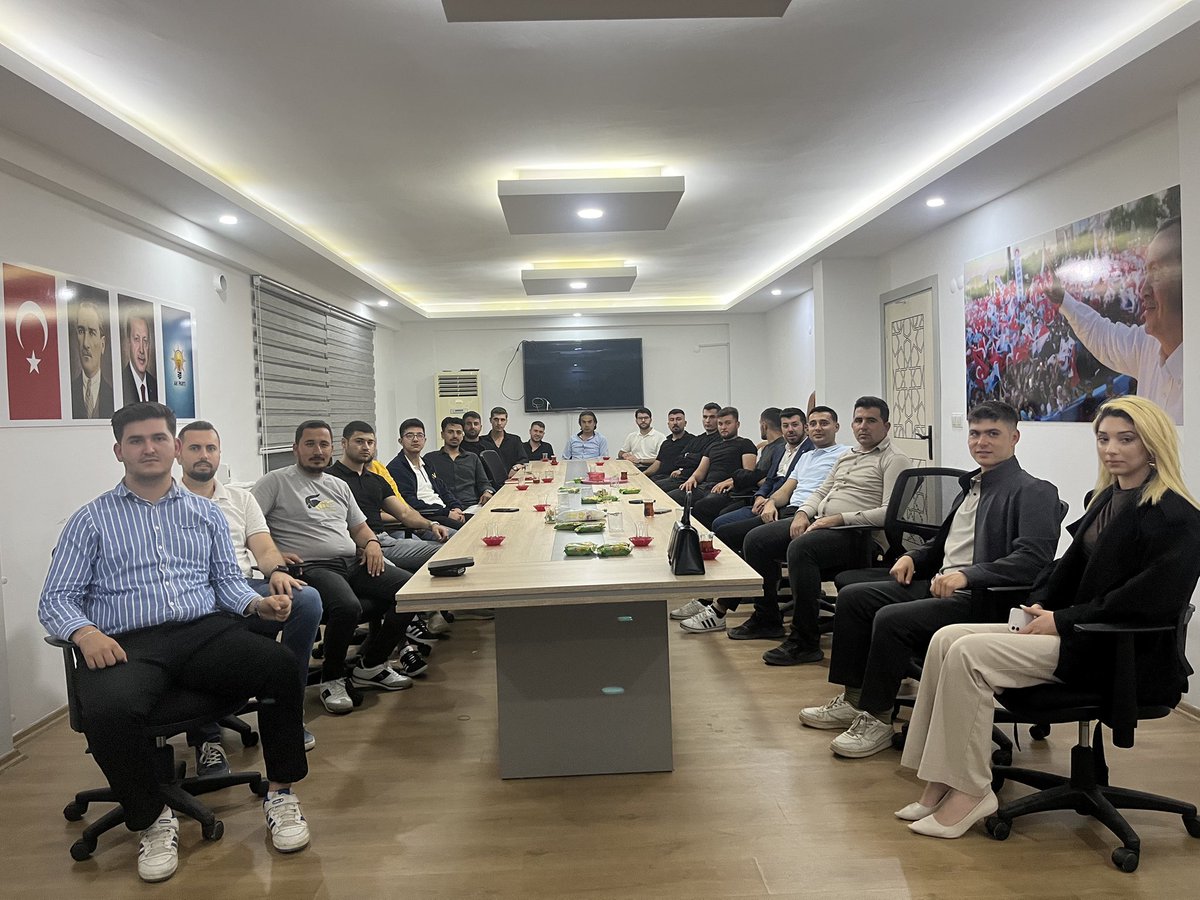 rasitosmanvural's tweet photo. Serik Olağan Haftalık Yönetim Kurulu Toplantımızı, Gençlik Kolları İl Başkanımız Niyazi Alkan başkanlığında; ilçe koordinatörümüz ve il başkan yardımcılarımızın katılımlarıyla gerçekleştirdik. Ana gündem Gençlik Şöleni 🚀 https://t.co/1tkNU32gJF