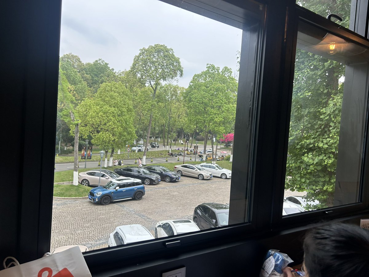 Chaismating's tweet photo. 整个4月是单位人尽皆知最忙碌的人，
忙到电梯碰见同事都要纷纷喊我加油。
终于忙完，回头看4月宛如断片，一片茫然。
但最清楚的一点是，我现在强的可怕。 https://t.co/00G2x32eT6