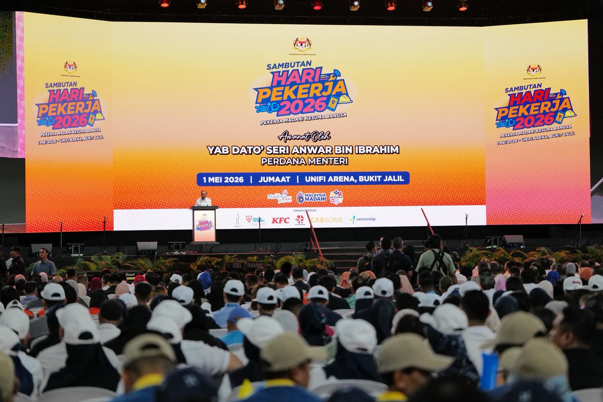 DrZahidHamidi's tweet photo. 𝐒𝐞𝐥𝐚𝐦𝐚𝐭 𝐇𝐚𝐫𝐢 𝐏𝐞𝐤𝐞𝐫𝐣𝐚 𝟐𝟎𝟐𝟔

Di sebalik kemajuan sesebuah negara, ada usaha yang tidak pernah berhenti dan pengorbanan yang jarang terlihat.. dari sektor awam ke swasta, dari bandar ke desa.. semuanya digerakkan oleh tangan-tangan yang bekerja dengan penuh dedikasi.

Pagi tadi, saya bersama ribuan warga kerja dari seluruh negara dalam Majlis Sambutan Hari Pekerja Tahun 2026 di Axiata Arena, Bukit Jalil yang disempurnakan oleh YAB Perdana Menteri.

Saya sentiasa percaya, kekuatan sebenar negara terletak pada kualiti pekerjanya. Tanpa anda semua, kita tidak mungkin mampu mencapai tahap yang ada hari ini.

Sebagai Menteri yang menerajui KKDW, saya bangga apabila Kesatuan Pekerja-Pekerja RISDA Semenanjung Malaysia (KPRSM) dinobatkan sebagai Kesatuan Sekerja Terbaik Negara bagi kategori Badan Berkanun. Tahniah dan syabas saya ucapkan kepada seluruh warga RISDA atas pencapaian yang cukup membanggakan ini.

Selamat Hari Pekerja saya ucapkan kepada seluruh pekerja di Malaysia. Terima kasih atas segala sumbangan dan pengorbanan yang dicurahkan.

Teruslah menjadi tonggak kepada kemajuan Malaysia yang kita cintai ini.

#HariPekerja2026
#PekerjaKesumaBangsa
#KKDW #RISDA
#PejuangDESA