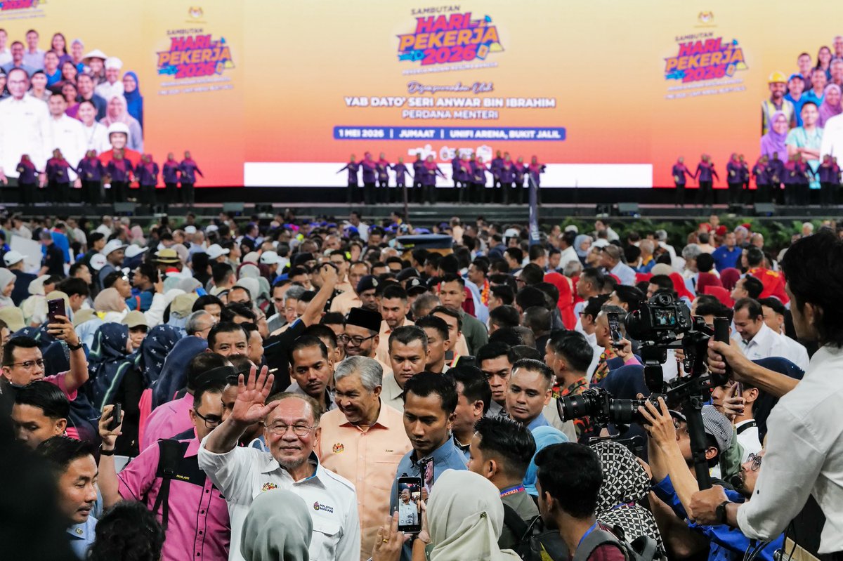 DrZahidHamidi's tweet photo. 𝐒𝐞𝐥𝐚𝐦𝐚𝐭 𝐇𝐚𝐫𝐢 𝐏𝐞𝐤𝐞𝐫𝐣𝐚 𝟐𝟎𝟐𝟔

Di sebalik kemajuan sesebuah negara, ada usaha yang tidak pernah berhenti dan pengorbanan yang jarang terlihat.. dari sektor awam ke swasta, dari bandar ke desa.. semuanya digerakkan oleh tangan-tangan yang bekerja dengan penuh dedikasi.

Pagi tadi, saya bersama ribuan warga kerja dari seluruh negara dalam Majlis Sambutan Hari Pekerja Tahun 2026 di Axiata Arena, Bukit Jalil yang disempurnakan oleh YAB Perdana Menteri.

Saya sentiasa percaya, kekuatan sebenar negara terletak pada kualiti pekerjanya. Tanpa anda semua, kita tidak mungkin mampu mencapai tahap yang ada hari ini.

Sebagai Menteri yang menerajui KKDW, saya bangga apabila Kesatuan Pekerja-Pekerja RISDA Semenanjung Malaysia (KPRSM) dinobatkan sebagai Kesatuan Sekerja Terbaik Negara bagi kategori Badan Berkanun. Tahniah dan syabas saya ucapkan kepada seluruh warga RISDA atas pencapaian yang cukup membanggakan ini.

Selamat Hari Pekerja saya ucapkan kepada seluruh pekerja di Malaysia. Terima kasih atas segala sumbangan dan pengorbanan yang dicurahkan.

Teruslah menjadi tonggak kepada kemajuan Malaysia yang kita cintai ini.

#HariPekerja2026
#PekerjaKesumaBangsa
#KKDW #RISDA
#PejuangDESA