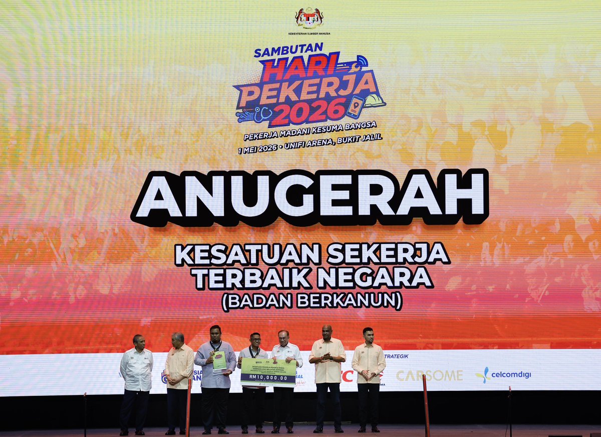 DrZahidHamidi's tweet photo. 𝐒𝐞𝐥𝐚𝐦𝐚𝐭 𝐇𝐚𝐫𝐢 𝐏𝐞𝐤𝐞𝐫𝐣𝐚 𝟐𝟎𝟐𝟔

Di sebalik kemajuan sesebuah negara, ada usaha yang tidak pernah berhenti dan pengorbanan yang jarang terlihat.. dari sektor awam ke swasta, dari bandar ke desa.. semuanya digerakkan oleh tangan-tangan yang bekerja dengan penuh dedikasi.

Pagi tadi, saya bersama ribuan warga kerja dari seluruh negara dalam Majlis Sambutan Hari Pekerja Tahun 2026 di Axiata Arena, Bukit Jalil yang disempurnakan oleh YAB Perdana Menteri.

Saya sentiasa percaya, kekuatan sebenar negara terletak pada kualiti pekerjanya. Tanpa anda semua, kita tidak mungkin mampu mencapai tahap yang ada hari ini.

Sebagai Menteri yang menerajui KKDW, saya bangga apabila Kesatuan Pekerja-Pekerja RISDA Semenanjung Malaysia (KPRSM) dinobatkan sebagai Kesatuan Sekerja Terbaik Negara bagi kategori Badan Berkanun. Tahniah dan syabas saya ucapkan kepada seluruh warga RISDA atas pencapaian yang cukup membanggakan ini.

Selamat Hari Pekerja saya ucapkan kepada seluruh pekerja di Malaysia. Terima kasih atas segala sumbangan dan pengorbanan yang dicurahkan.

Teruslah menjadi tonggak kepada kemajuan Malaysia yang kita cintai ini.

#HariPekerja2026
#PekerjaKesumaBangsa
#KKDW #RISDA
#PejuangDESA