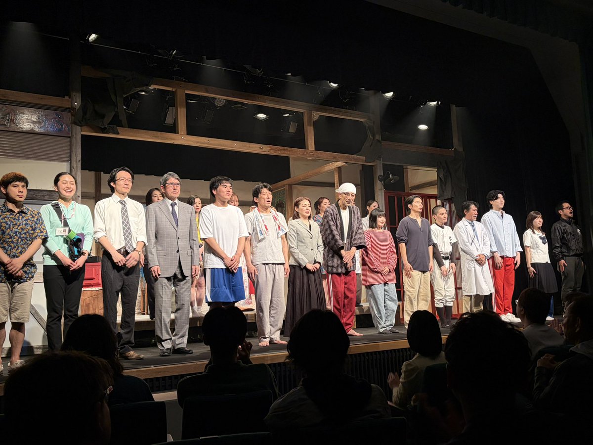 19hero's tweet photo. 家族という当たり前な組織が崩れかけている世の中、テーマは家族以上に愛が満ち溢れている擬似家族。その中で主演の菅田俊さんが実によい味で父親のような存在を演じていました。良い脚本でした。
涙を流しながら観た演劇は久しぶりです。
5月3日まで公演してますので、是非お勧めします本舞台に幸あれ https://t.co/WRJCpg1ftu