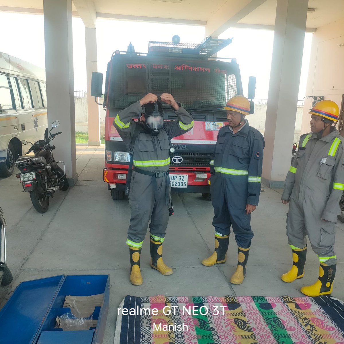bulandshahrfire's tweet photo. आज दिनांक 1/5/26 को श्रीमान CFO महोदय के निर्देशन में जनपद #बुलन्दशहर के सभी फायर स्टेशनों पर साप्ताहिक ड्रिल के अंतर्गत BA सेट से ड्रिल करायी गई तथा स्टेशन व वाहनो की साफ़ सफाई की गई। @fireserviceup https://t.co/yuNRmYCwzW