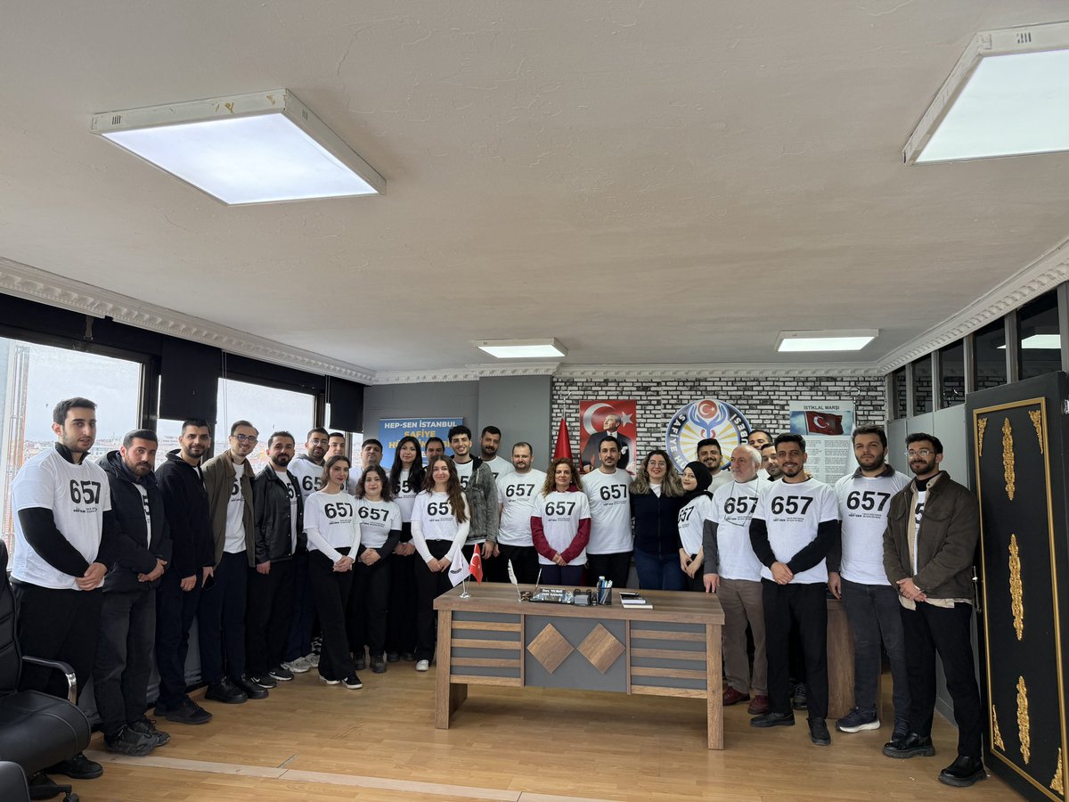 hepsenistanbul's tweet photo. 1 Mayıs İşçi ve Dayanışma Bayramı Kutlu Olsun!
Yedi tepeli şehrin her bir köşesinde; fabrikalarda, ofislerde, hastanelerde, şantiyelerde ve sokaklarda hayatı yeniden üretenlerin günü bugün.
Hepsen İstanbul olarak;
   Emeğin değerinin bilindiği,
   Liyakatin ve adaletin sağlandığı,
   Güvenli ve huzurlu çalışma şartlarının hüküm sürdüğü bir gelecek için omuz omuza yürümeye devam ediyoruz. Şehrimizin her bir taşına değer katan, alın teriyle yarınlarımızı inşa eden tüm emekçilerimizin
 1 Mayıs İşçi ve Dayanışma Bayramı kutlu olsun!

#1MayısHepsenleGüzel