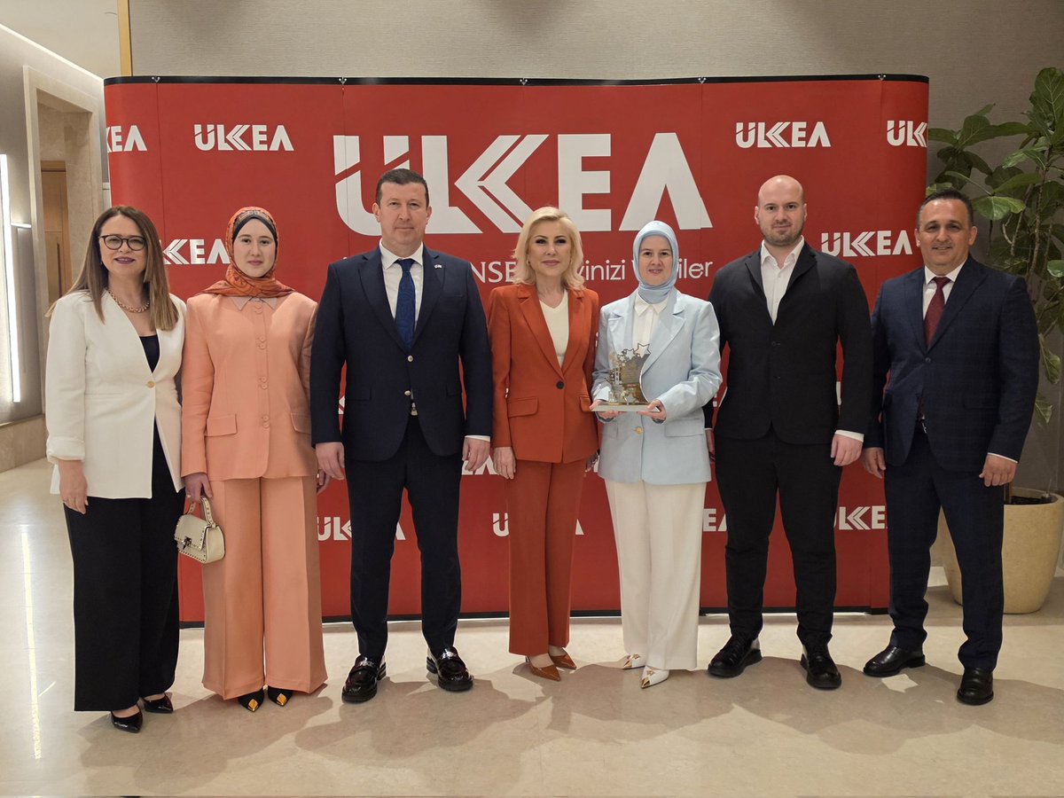 UmitUlku's tweet photo. Ege Bölgesi'ne Yatırım Yapan ve Değer Üreten Marka Ödülü ÜLKEA'mızın🇹🇷💪🏼

İzmir Valimiz Sn. Dr. Süleyman Elban'ın teşrifleriyle, Yeni Asır Gazetesi'nin düzenlediği Ege Yatırım İhracat Gastronomi İnovasyon Teknoloji (EGE YİGİT) Ödül Töreni’ne katıldık. 

İzmir Milletvekilimiz Sn. Şebnem Bursalı Aksoy, Ege Bölgesi'ne Yatırım Yapan ve Değer Üreten Marka Ödülümüzü ÜLKEA'mız adına, değerli Genel Müdürümüz Tülin Ulkü'ye takdim etti.

Değerli Yeni Asır ailesine ve kıymetli jürimize bu anlamlı ödül için teşekkür ediyoruz.

Tüm ÜLKEA ailemizi, ekip arkadaşlarımızı başarılarından dolay tebrik ediyoruz 👍🏻🇹🇷