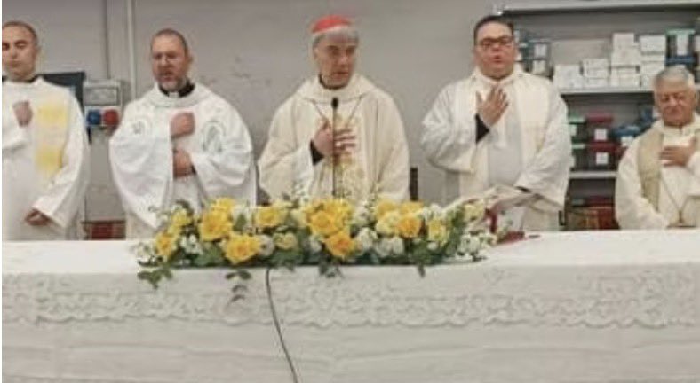 pleporace's tweet photo. “Non chiamiamoli incidenti sul lavoro. Sono sacrifici umani sull'altare del profitto.  Ogni volta che un operaio cade o un bracciante muore di fatica è Cristo che continua ad essere crocifisso”. L’arcivescovo di #Napoli don Mimmo Battaglia alla messa per la festa dei lavoratori https://t.co/ohMafurHs7