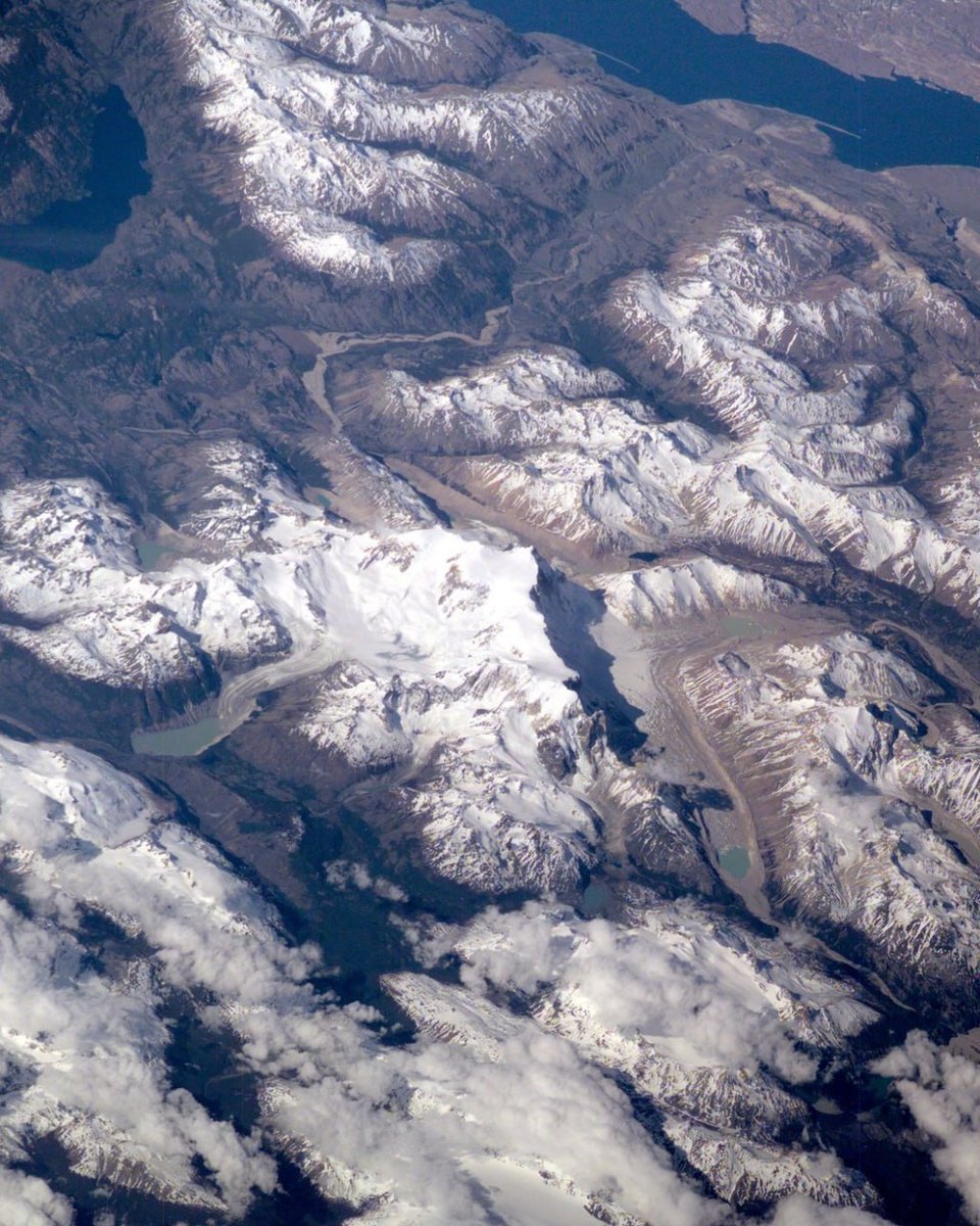 avolieofficial's tweet image. These incredible white mountain peaks were captured from the ISS in December 2000, using one of the very first digital cameras on board. 
The landscape itself captures the border between Chile and Argentina.
#mountain #iss #photo #landscape #chile