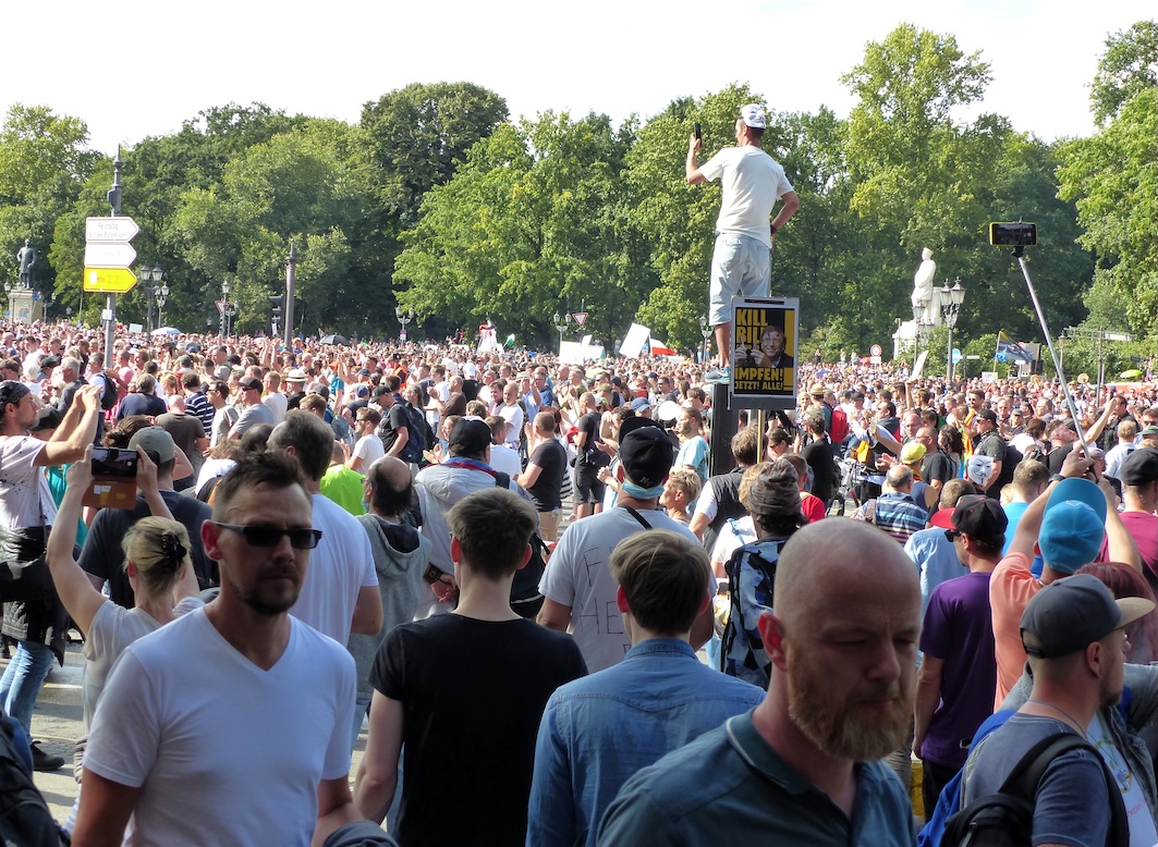 mucmeyen's tweet image. Protokoll einer Ent-Täuschung: Daniel Sandmann verabschiedet sich von einem #Corona-Widerstand, der in tausend Teile zerfällt und vielleicht nie das sein konnte, was er zu versprechen schien. Ein fulminanter Text zum Feiertag. 
freie-medienakademie.de/medien-plus/we…