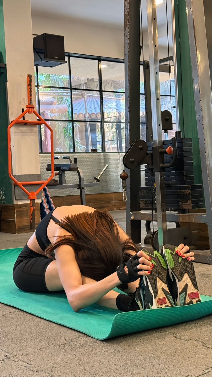 SherlynChopra's tweet image. The gym isn't just physical.
It clears your mind.
It resets your energy.
It strengthens your spirit.
Some people call it a workout..
I call it therapy.. 🔥🔥🔥
#fitness #motivation #mindset #discipline