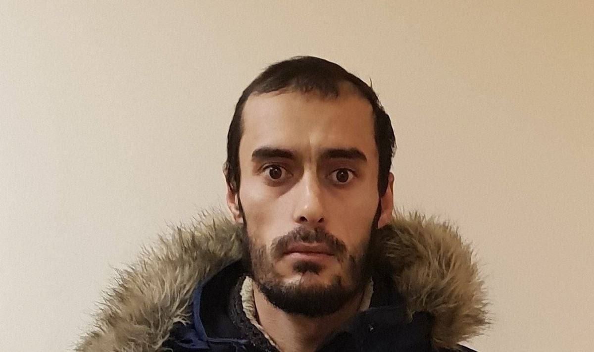В Екатеринбурге мигрант из Таджикистана два дня насиловал школьницу, угрожая зарезать.
Примерный семьянин находился в России нелегально.
Сухроб познакомился в чате с 15-летней школьницей. Встретившись с девочкой, мигрант предложил ей заняться сексом, но школьница отказалась.