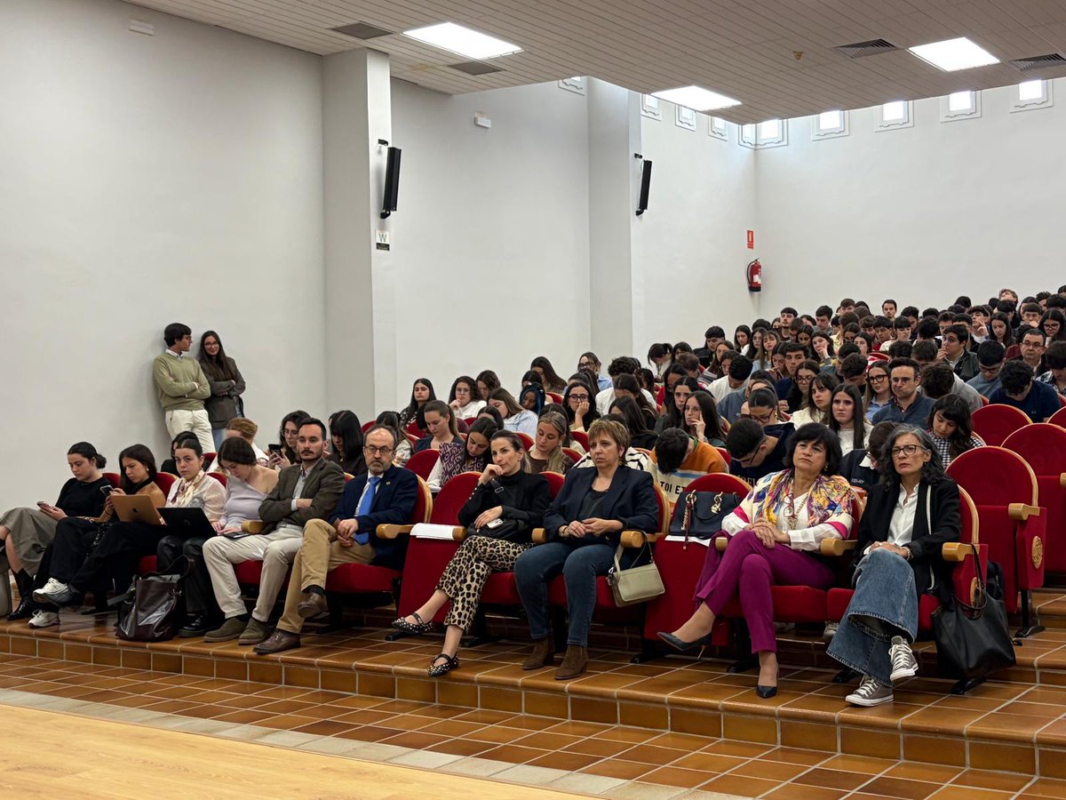 UexDerecho's tweet photo. Conferencia impartida por D. Guillermo Cerdeira Bravo de Mansilla, catedrático de Derecho Civil de la Universidad de Sevilla, sobre "Crisis de pareja y animales de compañía".

Clausura del Máster de Abogacía y Procura. Acto, en el Aula Magna, presidido por el Decano del centro. https://t.co/Y4SzTTgTJe