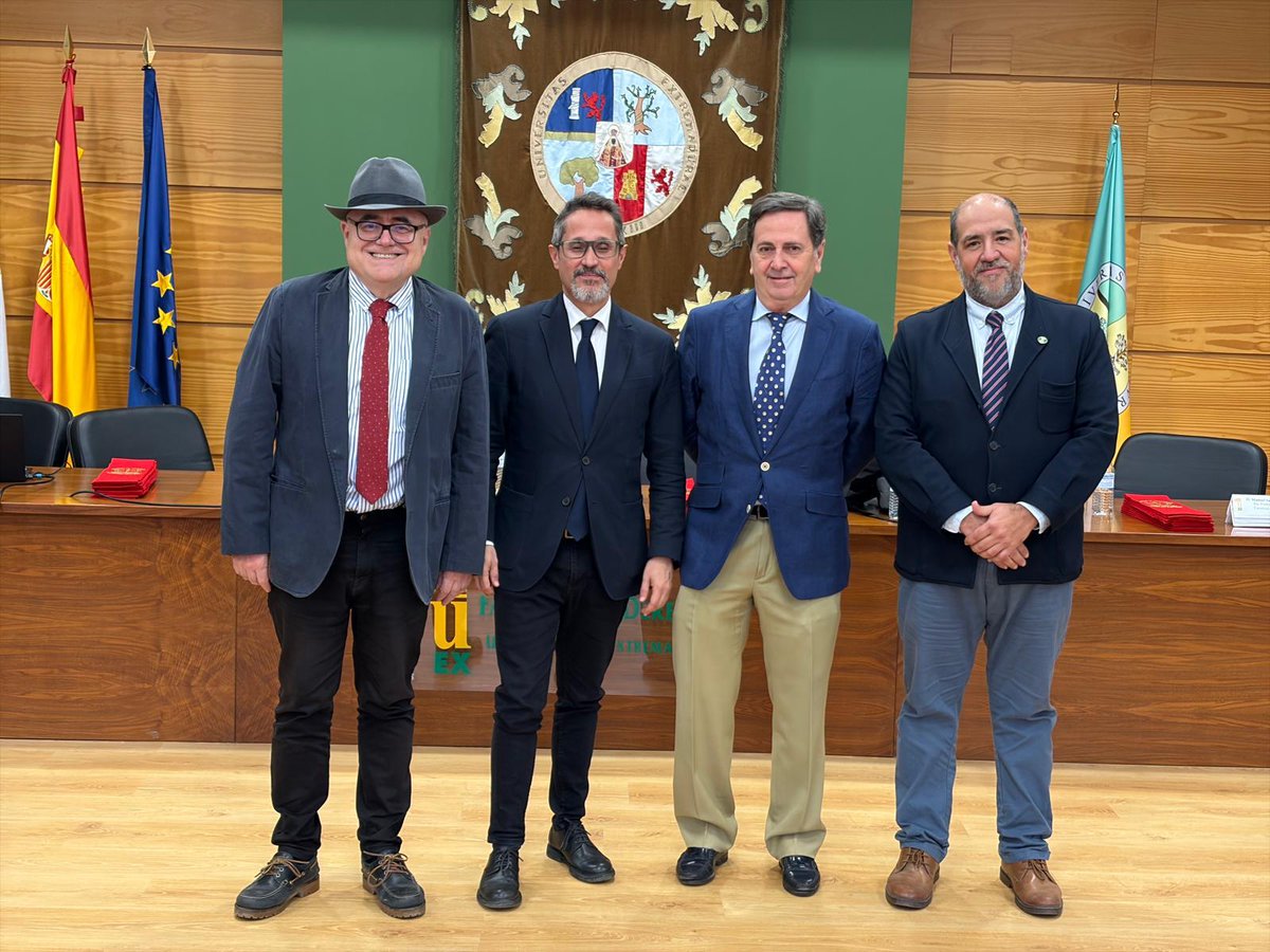 UexDerecho's tweet photo. Conferencia impartida por D. Guillermo Cerdeira Bravo de Mansilla, catedrático de Derecho Civil de la Universidad de Sevilla, sobre "Crisis de pareja y animales de compañía".

Clausura del Máster de Abogacía y Procura. Acto, en el Aula Magna, presidido por el Decano del centro. https://t.co/Y4SzTTgTJe