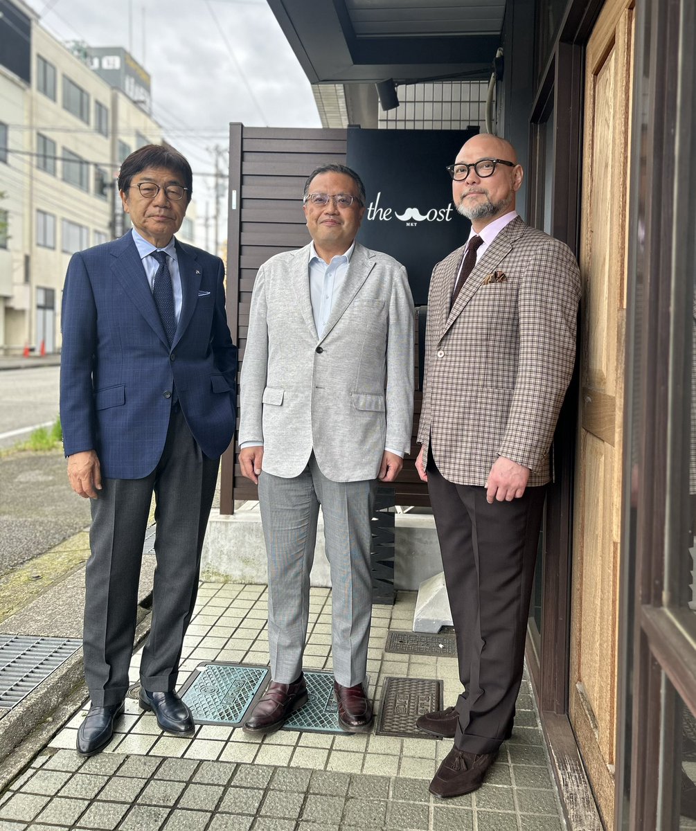 shatyoo's tweet photo. 今日は弊社パートナー明興産業宮城社長をオフィシャルテーラー #theMost さんにご案内した。
宮城さん、弊社オフィシャルスーツをお買い上げ。いかり肩の逞しい体型なのできっと仕立て甲斐がありそうだ。
またスーツ仲間、増えた✌️皆さんも如何ですか?
久保さんは相変わらずダンディ👏
#カターレ富山 https://t.co/cGpFGgc539